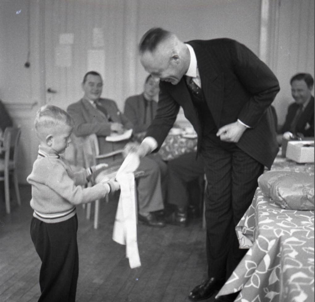 Driejarige Jacob Vellinga overhandigt burgemeester A.A.M. van der Meulen de sleutel bij officiële opening kinderdagverblijf, 1956. Bron: S. Andringa, Historisch Centrum Leeuwarden (HCL)